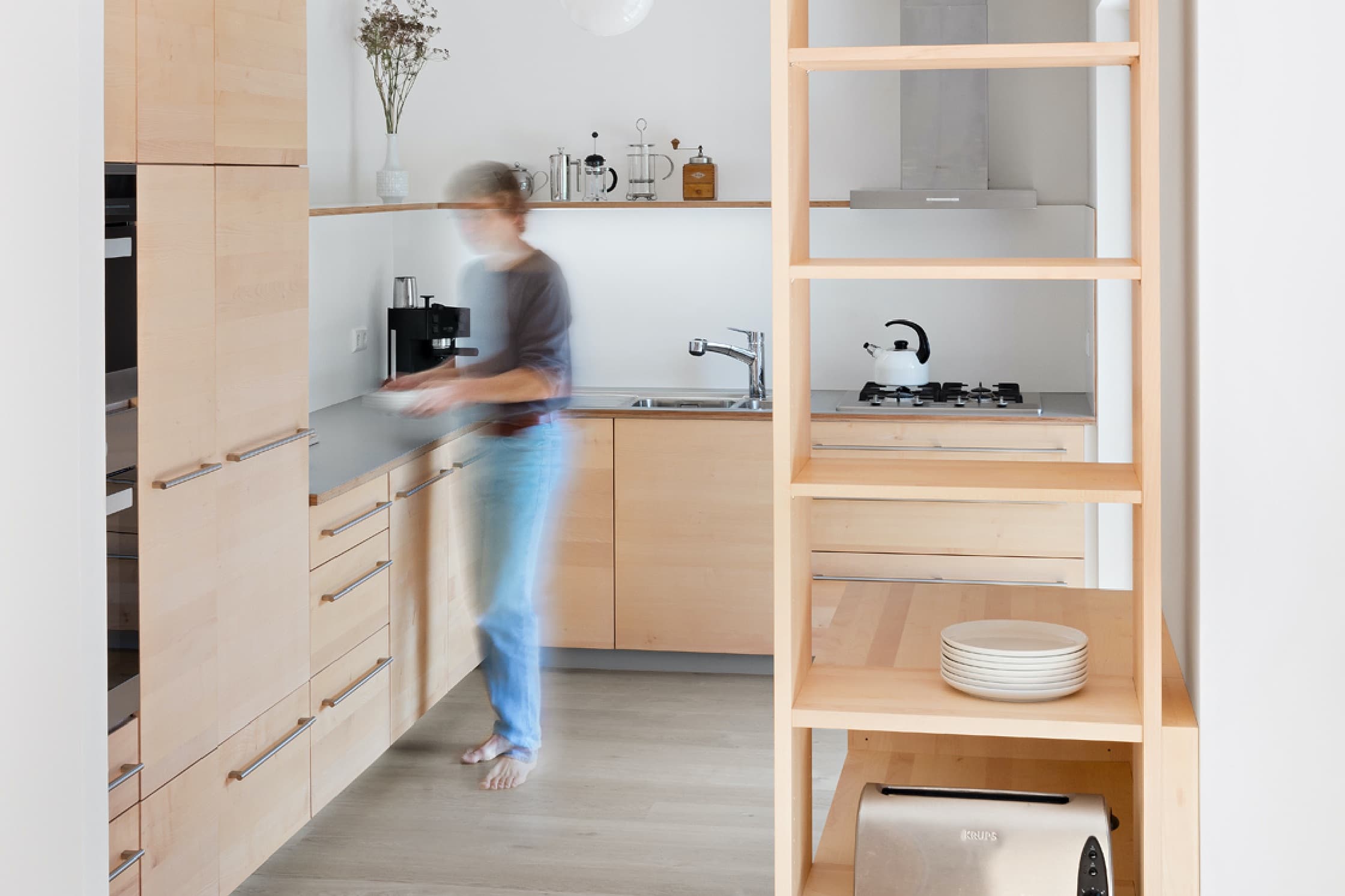 Moderne Küche mit Massivholz-Fronten