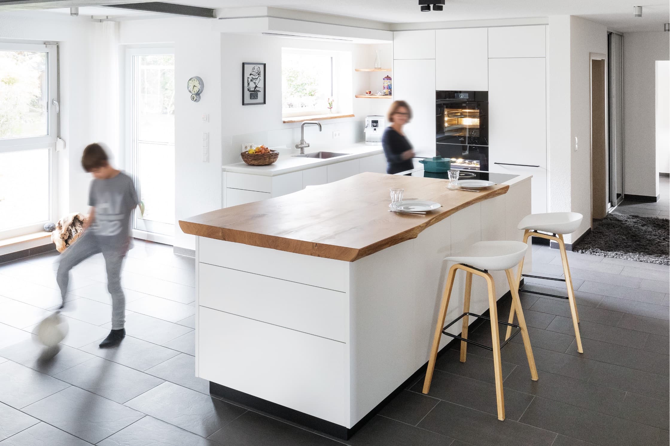Industrial Design mit natürlichem Charme: Moderne Familienküche