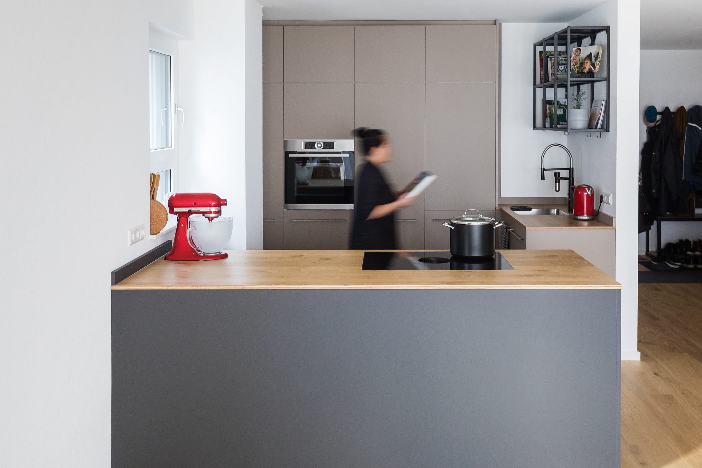 Offenes Raumkonzept mit farblich abgesetzten Küchenfronten