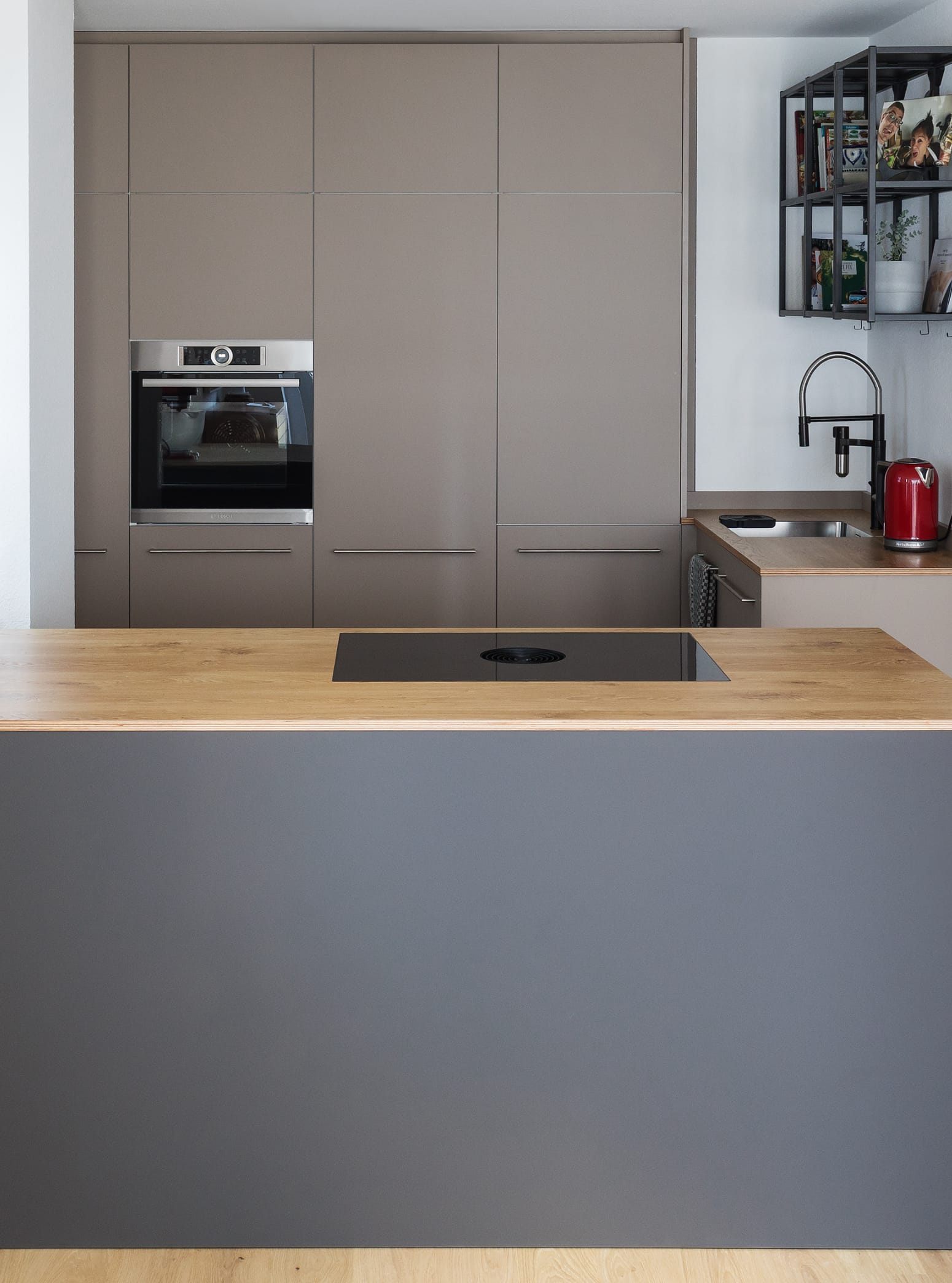 Offenes Raumkonzept mit farblich abgesetzten Küchenfronten