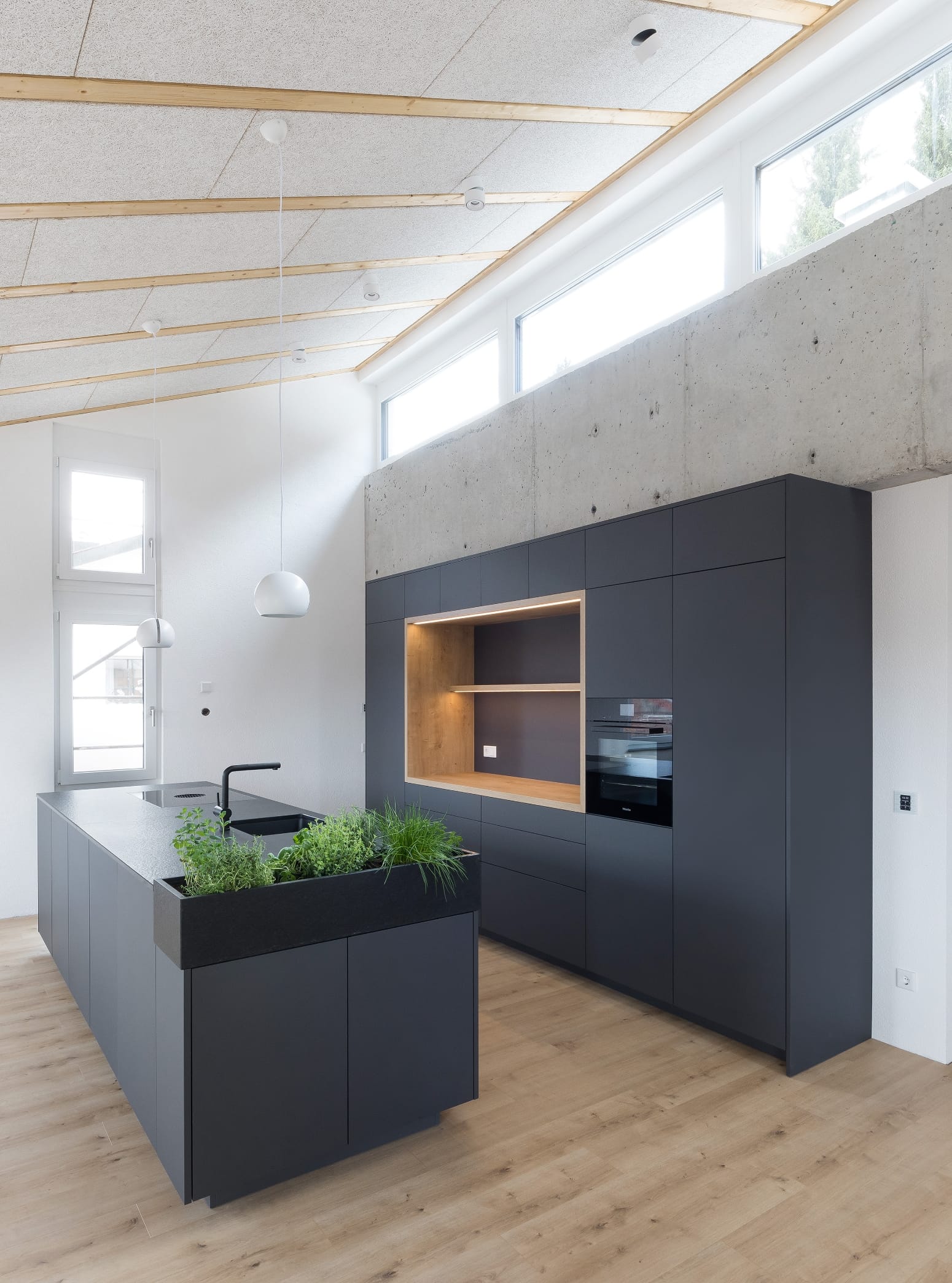 Hohe Küchenschränke für einen luftigen Raum