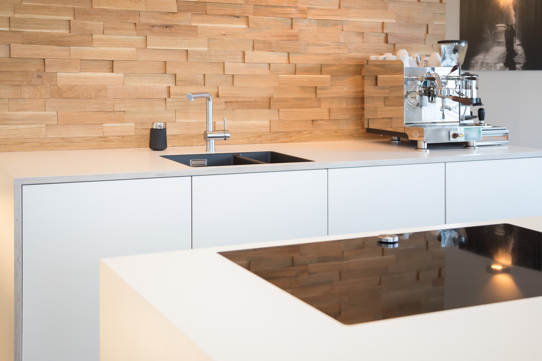 Moderne weiße Küche mit Eichen-Spaltholz-Wand