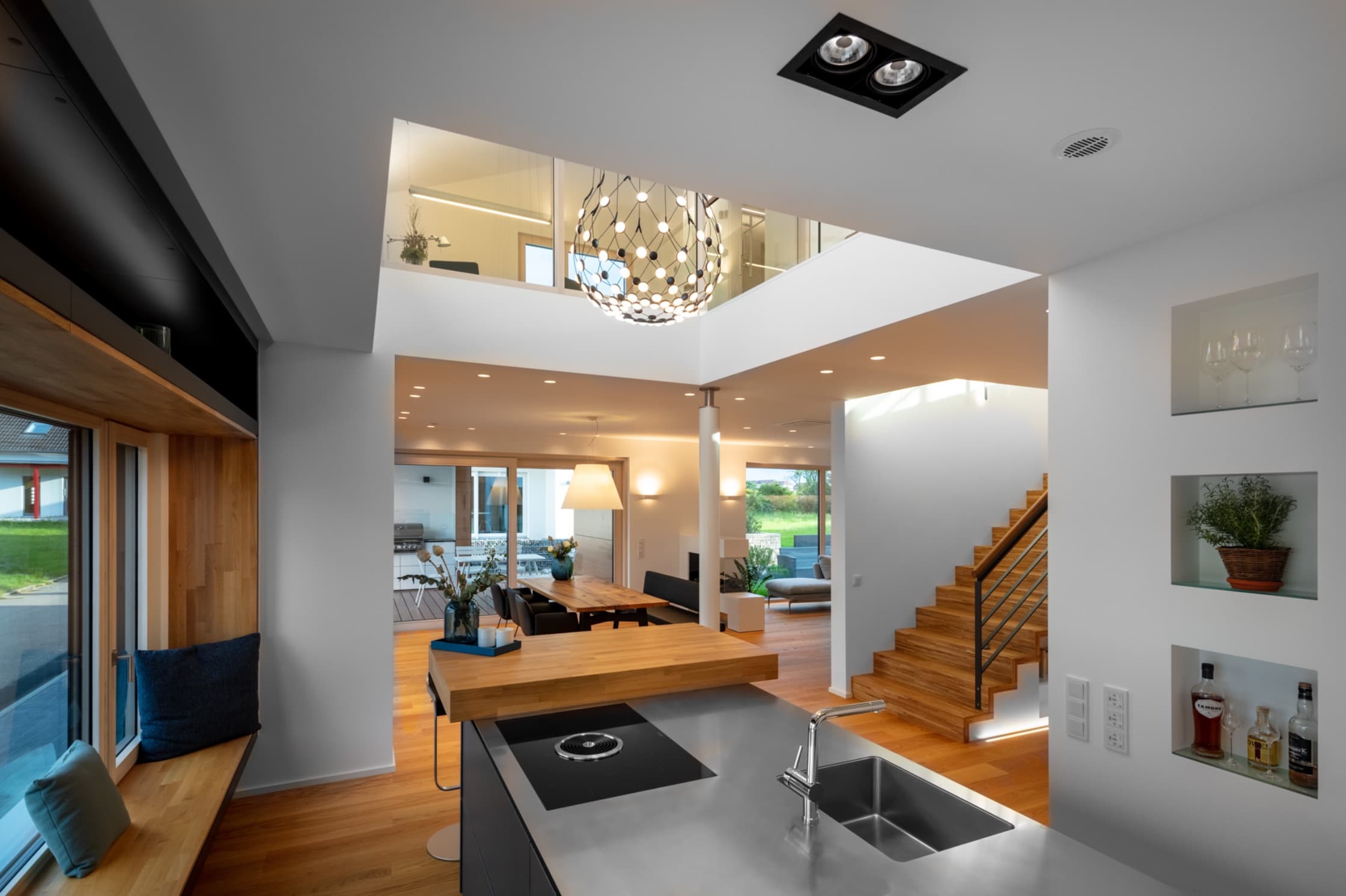 Offene Küche und maßgefertigte Möbel – Interior Design mit Konzept
