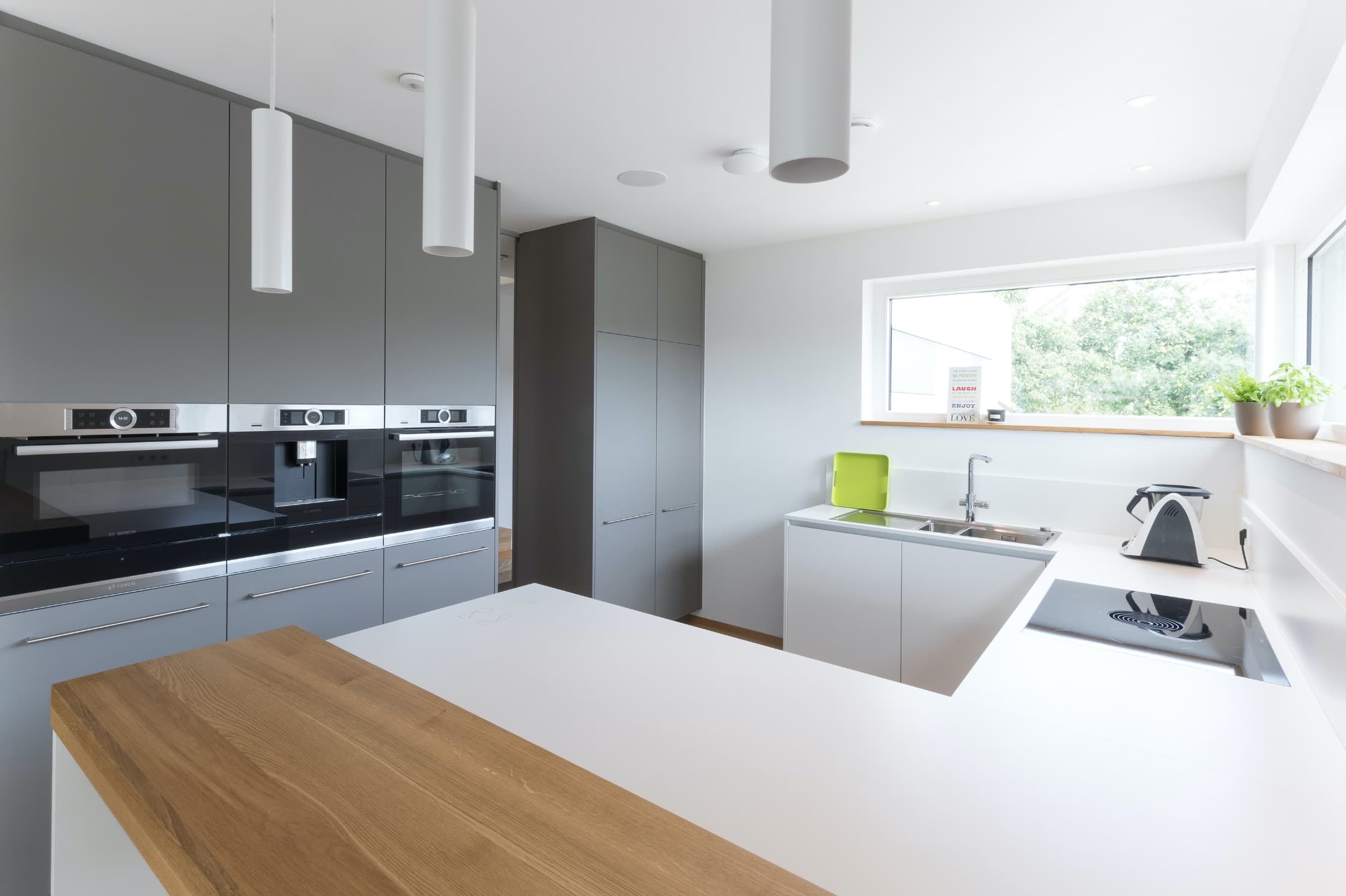 Einbauküche und Trennwand in einem – Struktur und Design für offene Räume