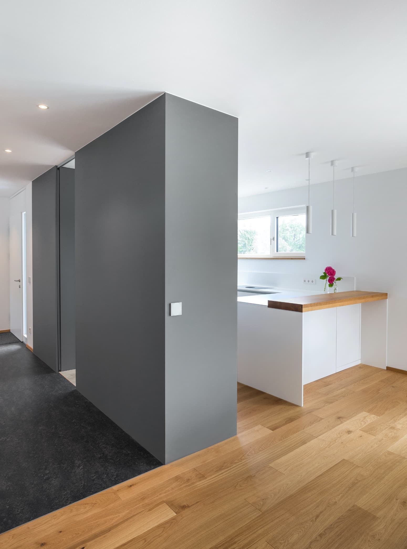 Einbauküche und Trennwand in einem – Struktur und Design für offene Räume
