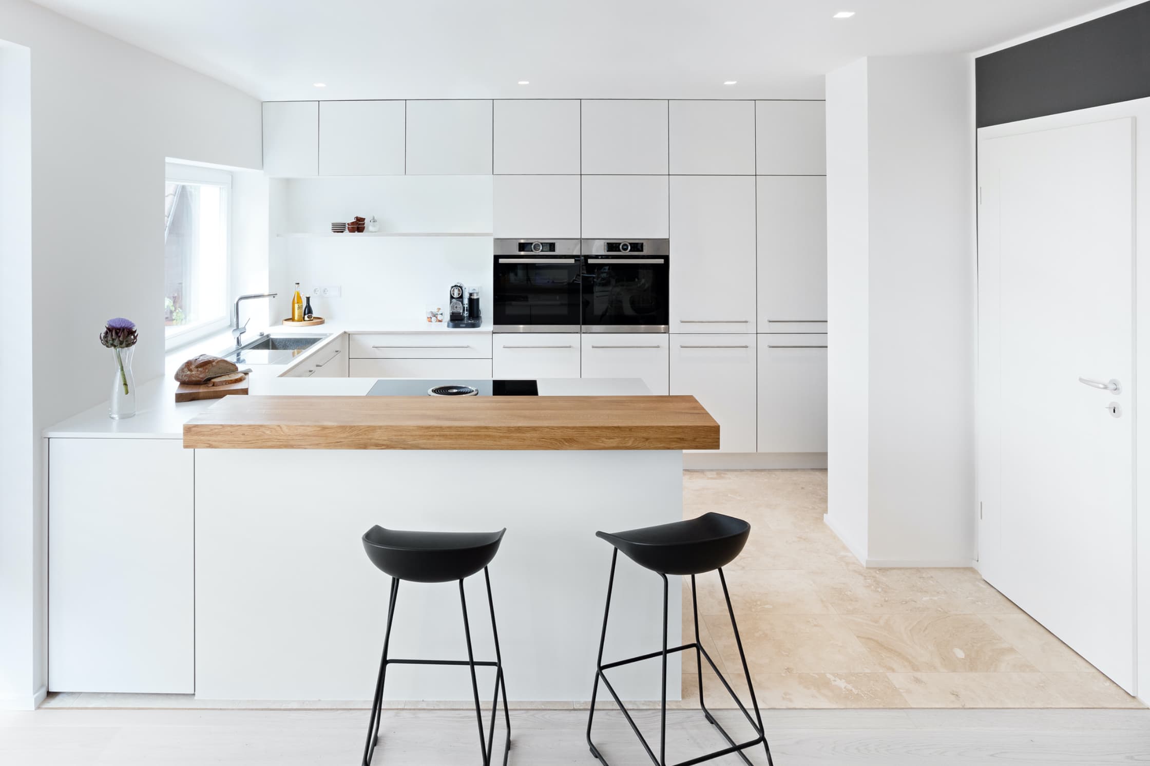 Große weiße Küche mit idealer Schrank-Platzierung