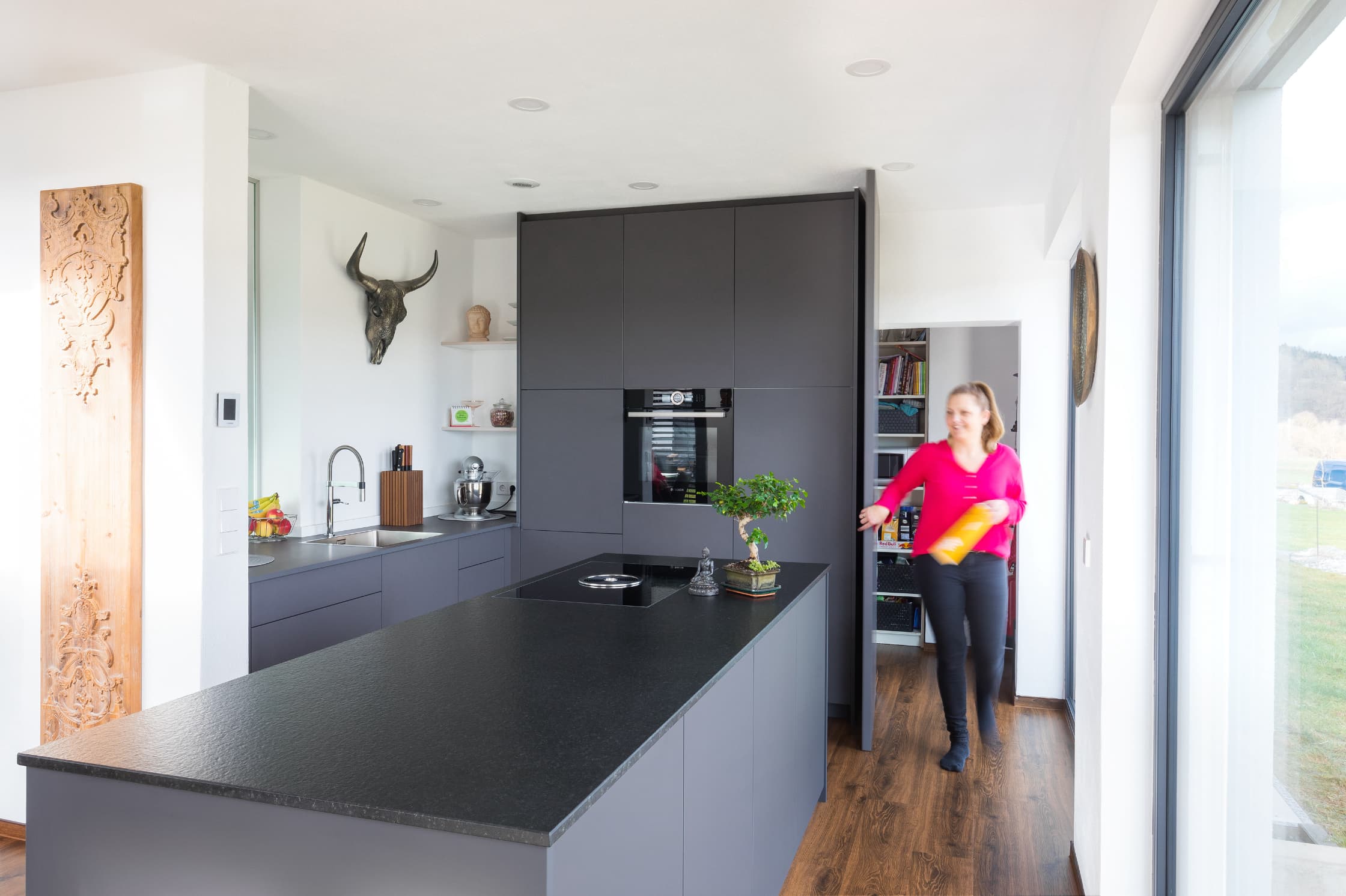 Moderne graue Küche mit gemütlichem Ambiente
