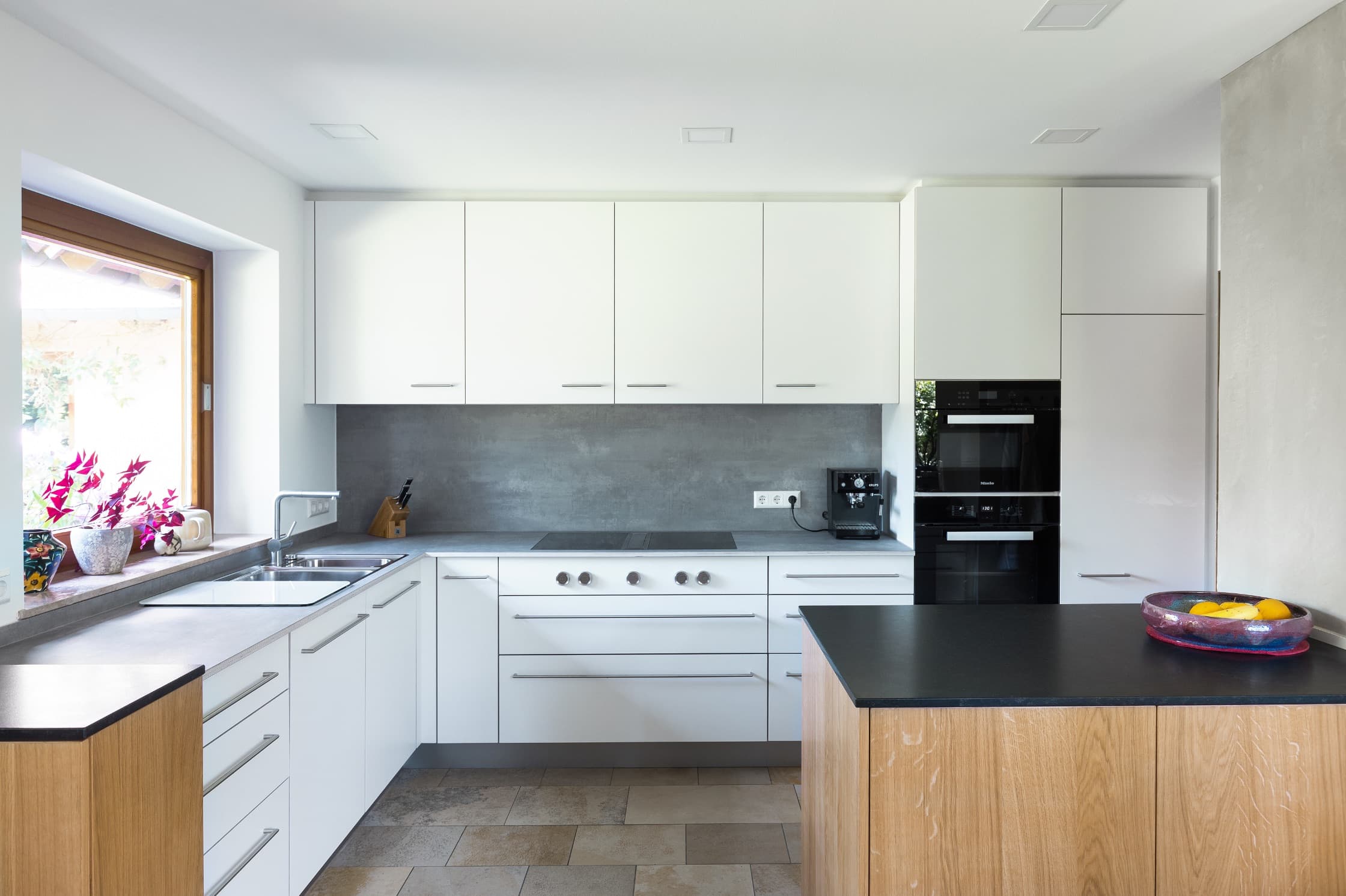Holz und Stein, schwarz und weiß – Küche in Balance