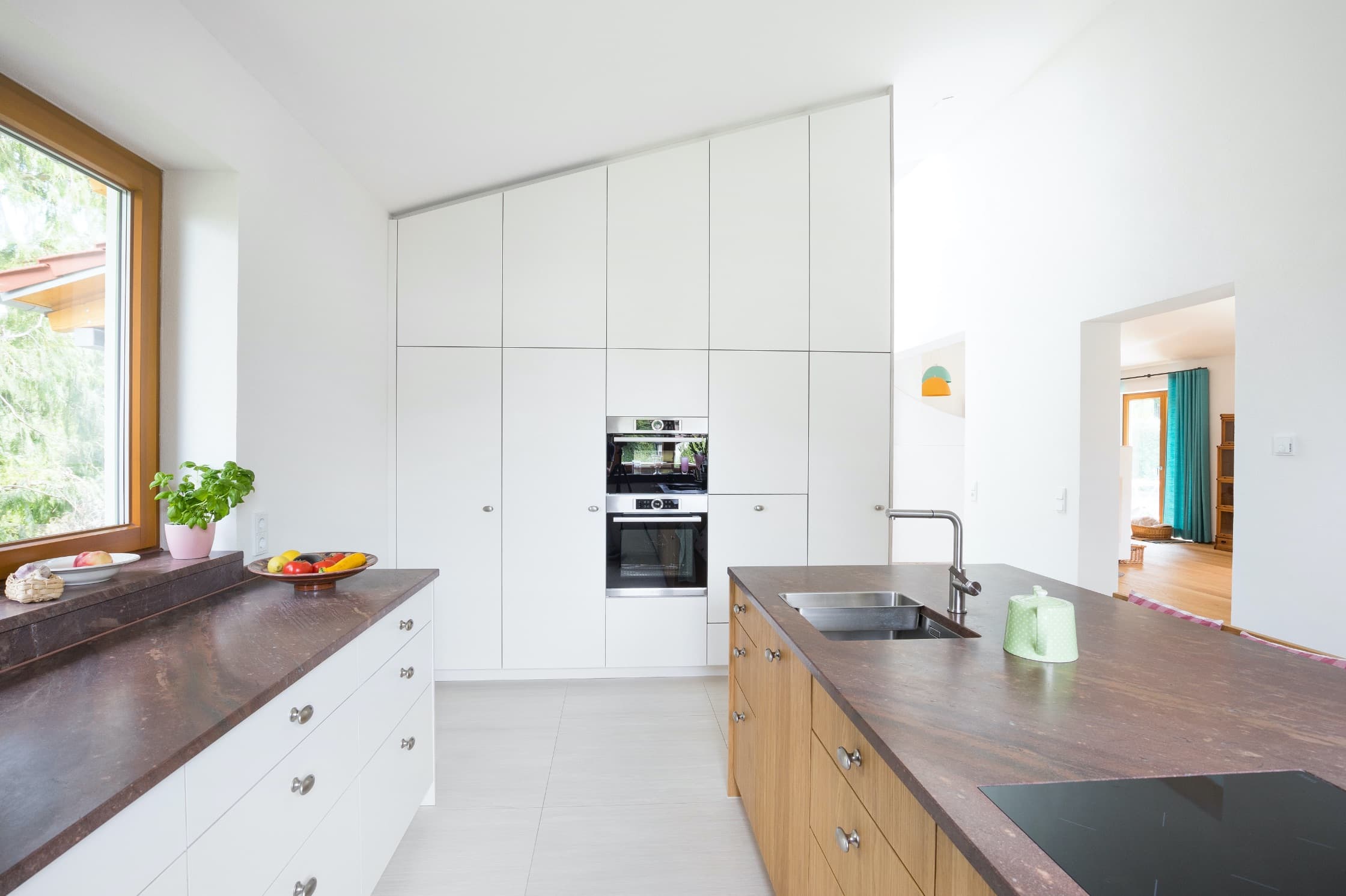 Weiße Küche mit Kochinsel und Naturstein Granitplatte