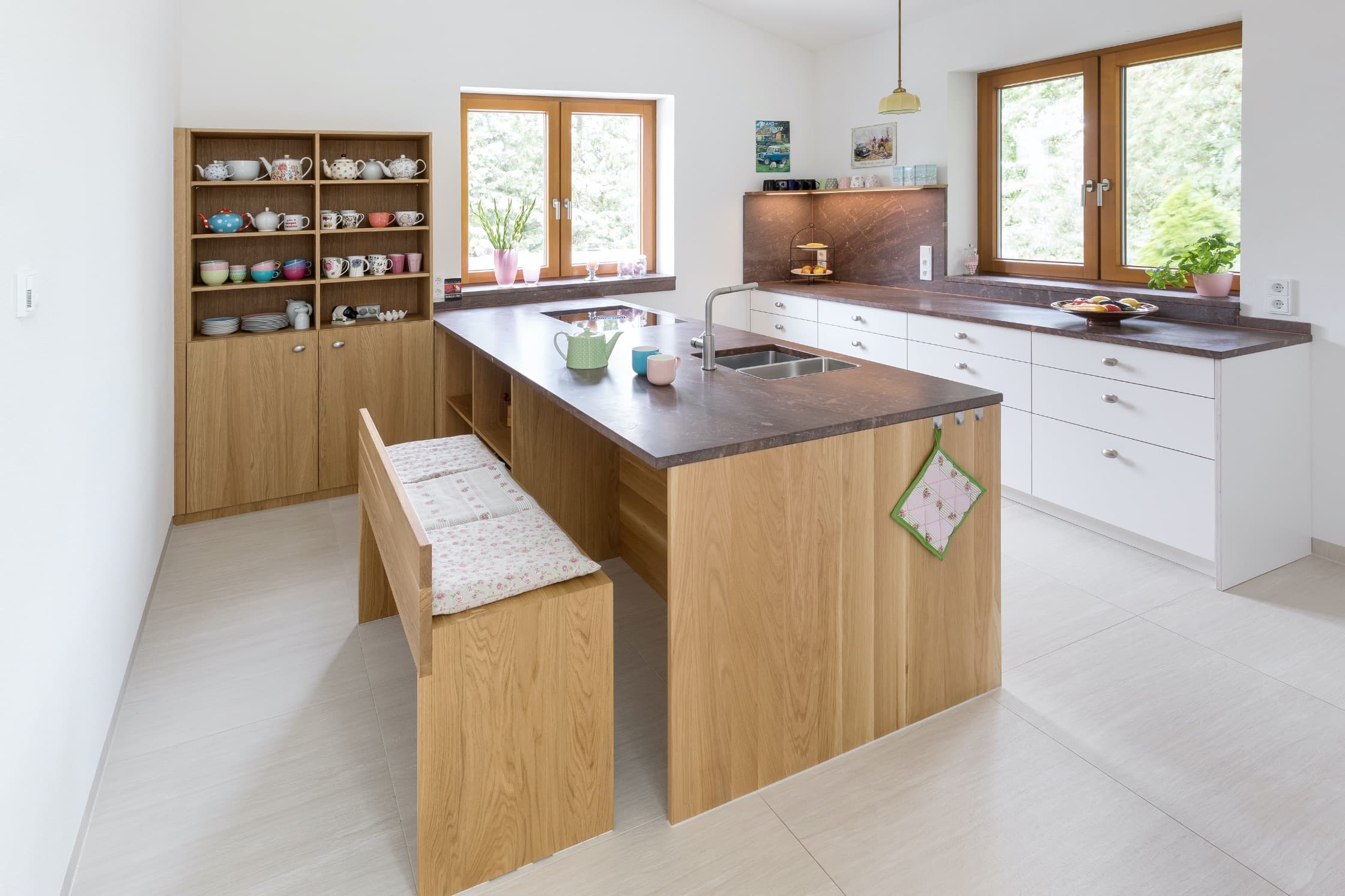 Weiße Küche mit Kochinsel und Naturstein Granitplatte