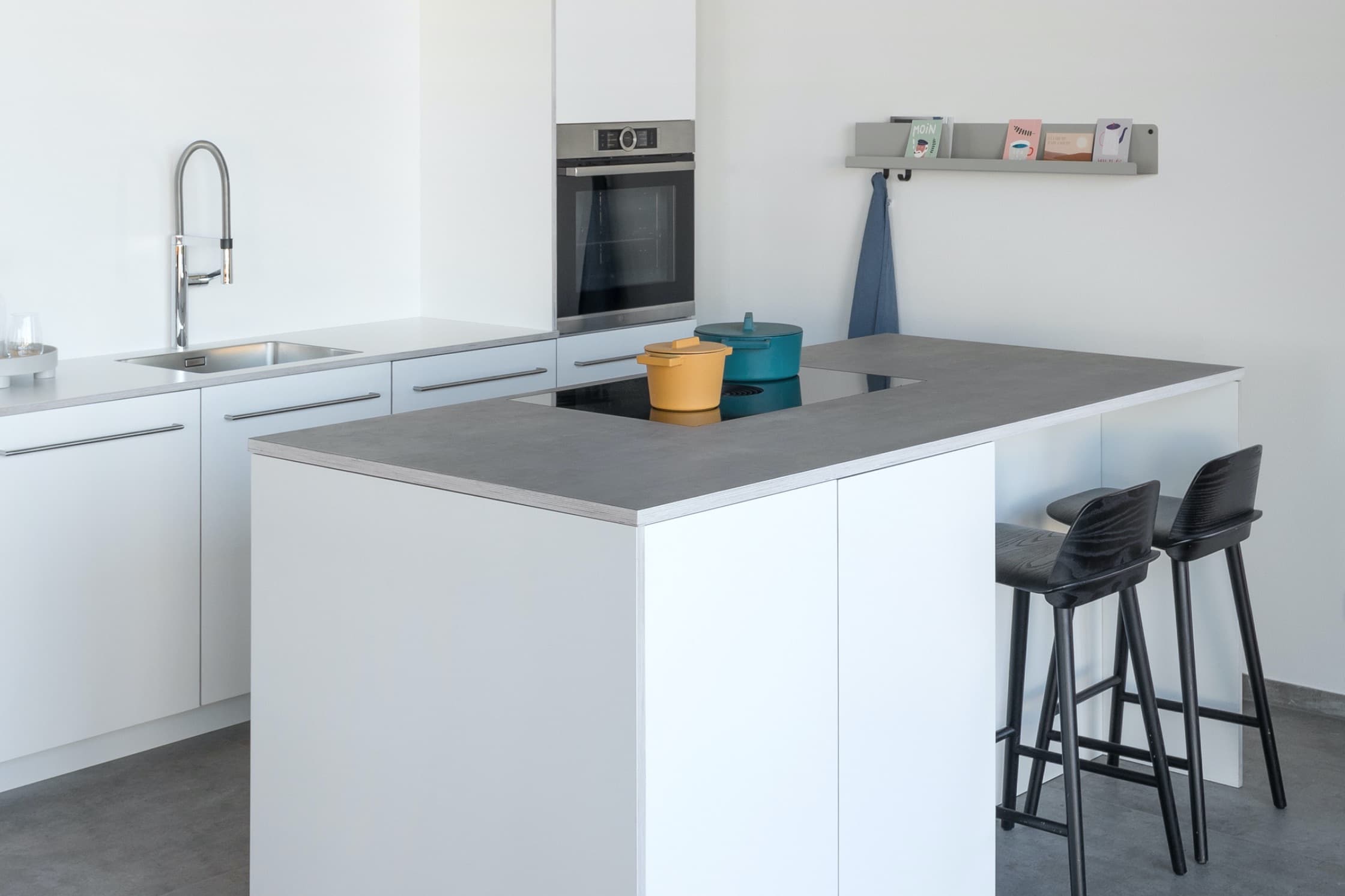 Kleine Küche in weiß mit Multiplex-Fronten und Beton-Dekor