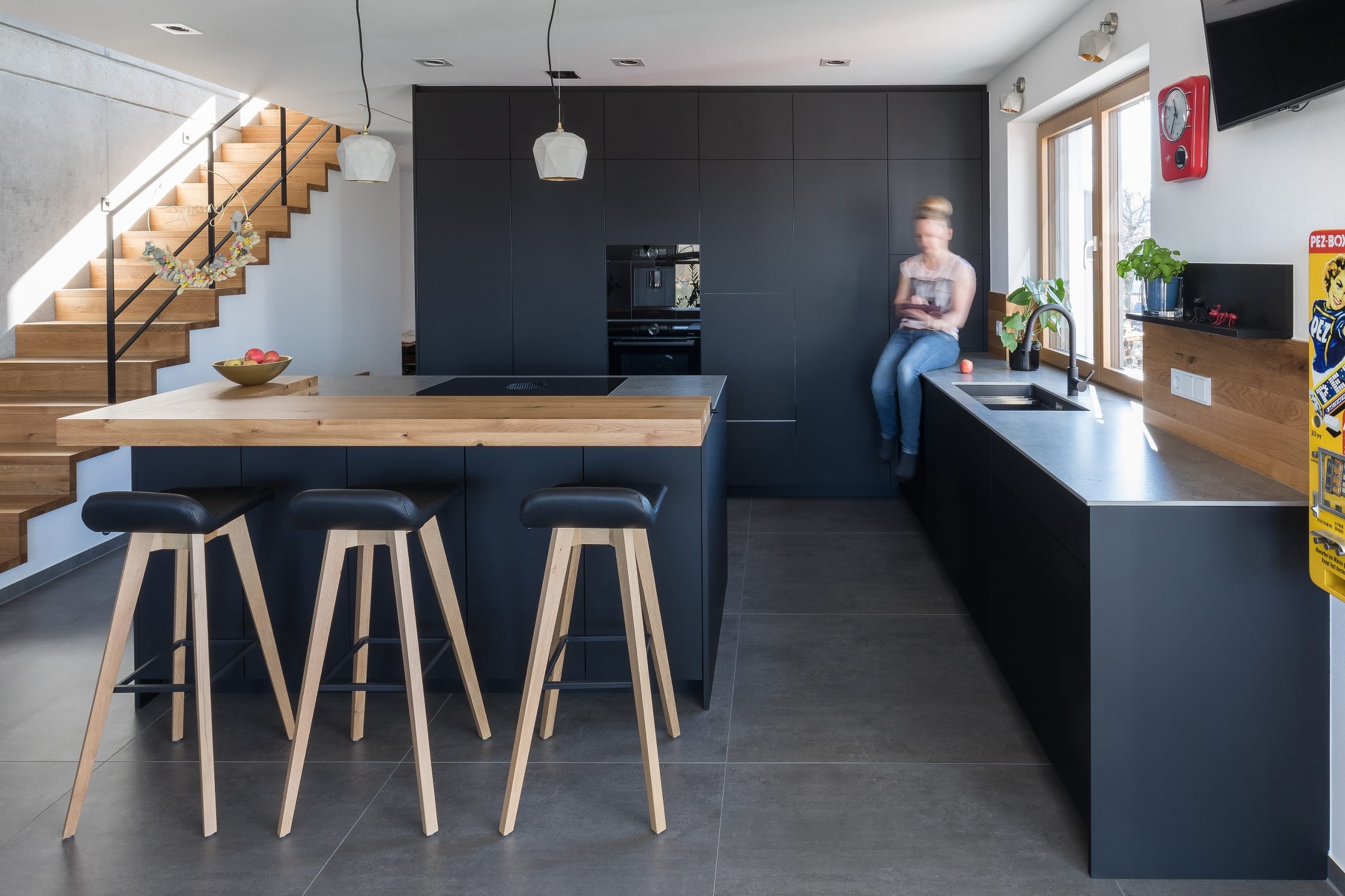Das perfekte Gegenstück für schwarze Küchen: Massivholz