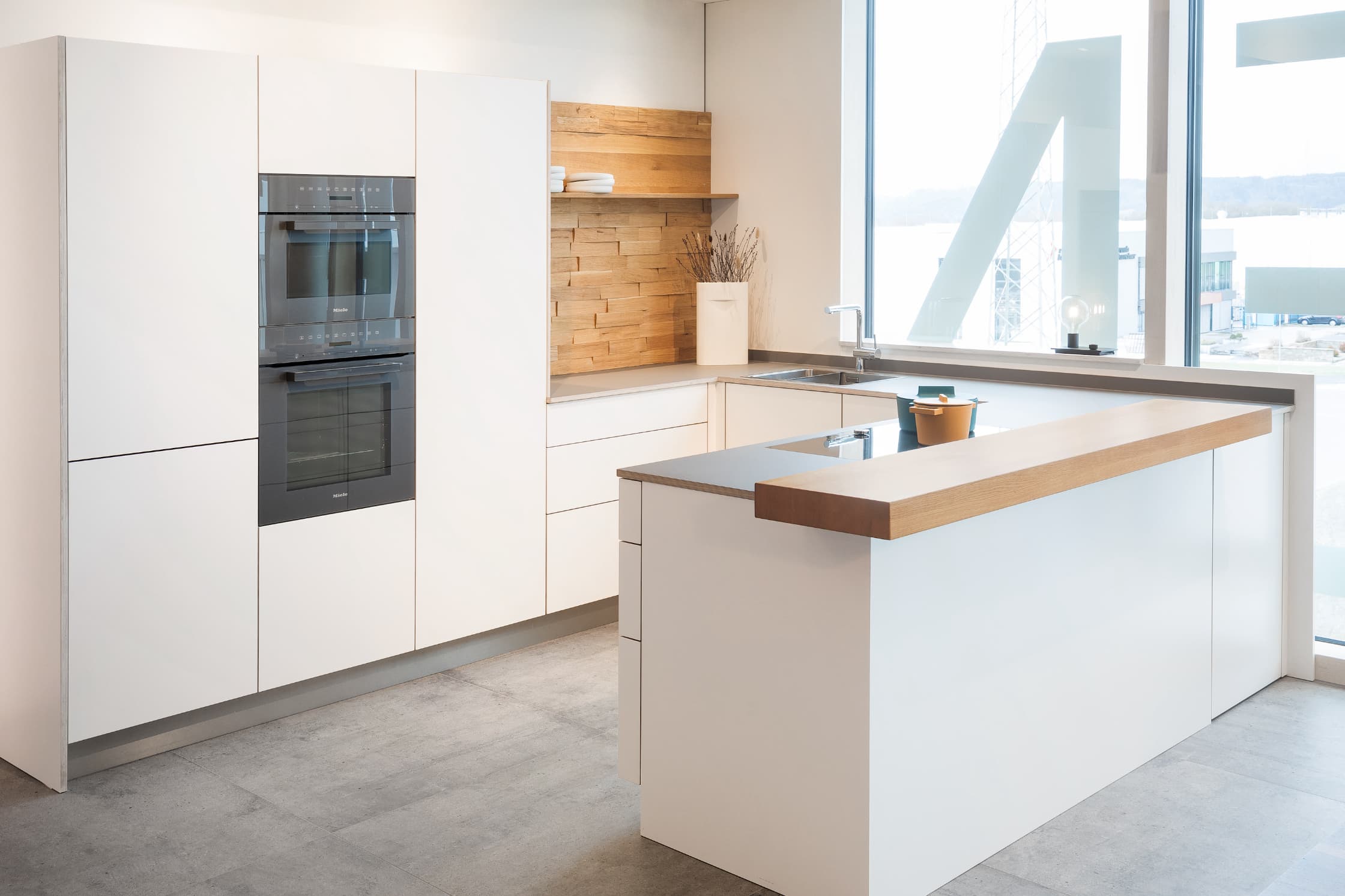 Küche in Weiß und Grau mit Spaltholz-Rückwand
