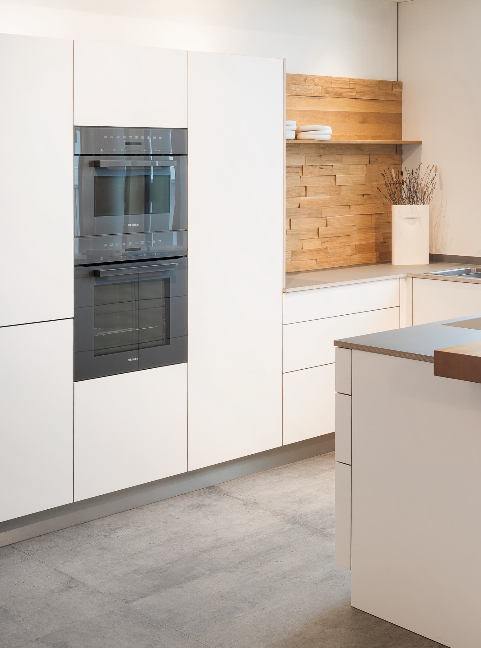 Küche in Weiß und Grau mit Spaltholz-Rückwand