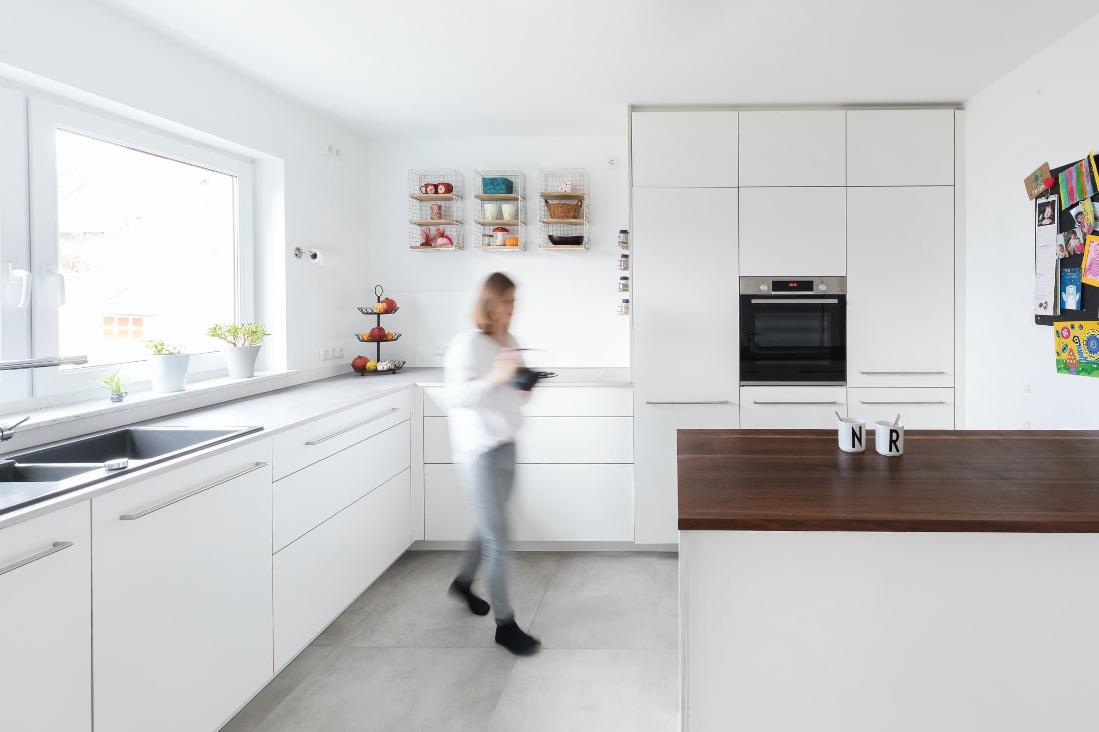 Die Arbeitsplatte als dunkler Akzent für weiße Küchen