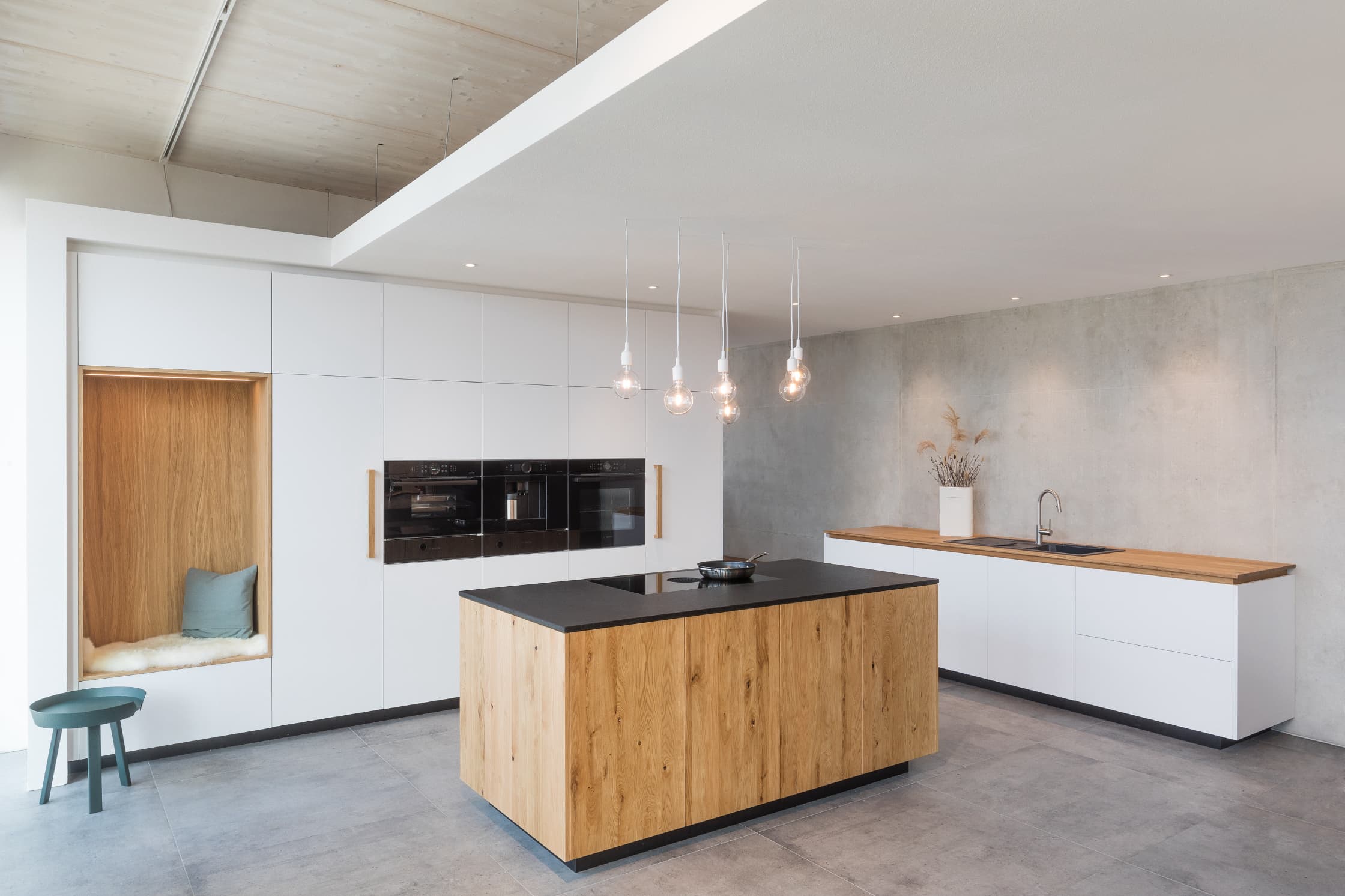 Weiße Küche mit klarem Fugenbild und Holzelementen