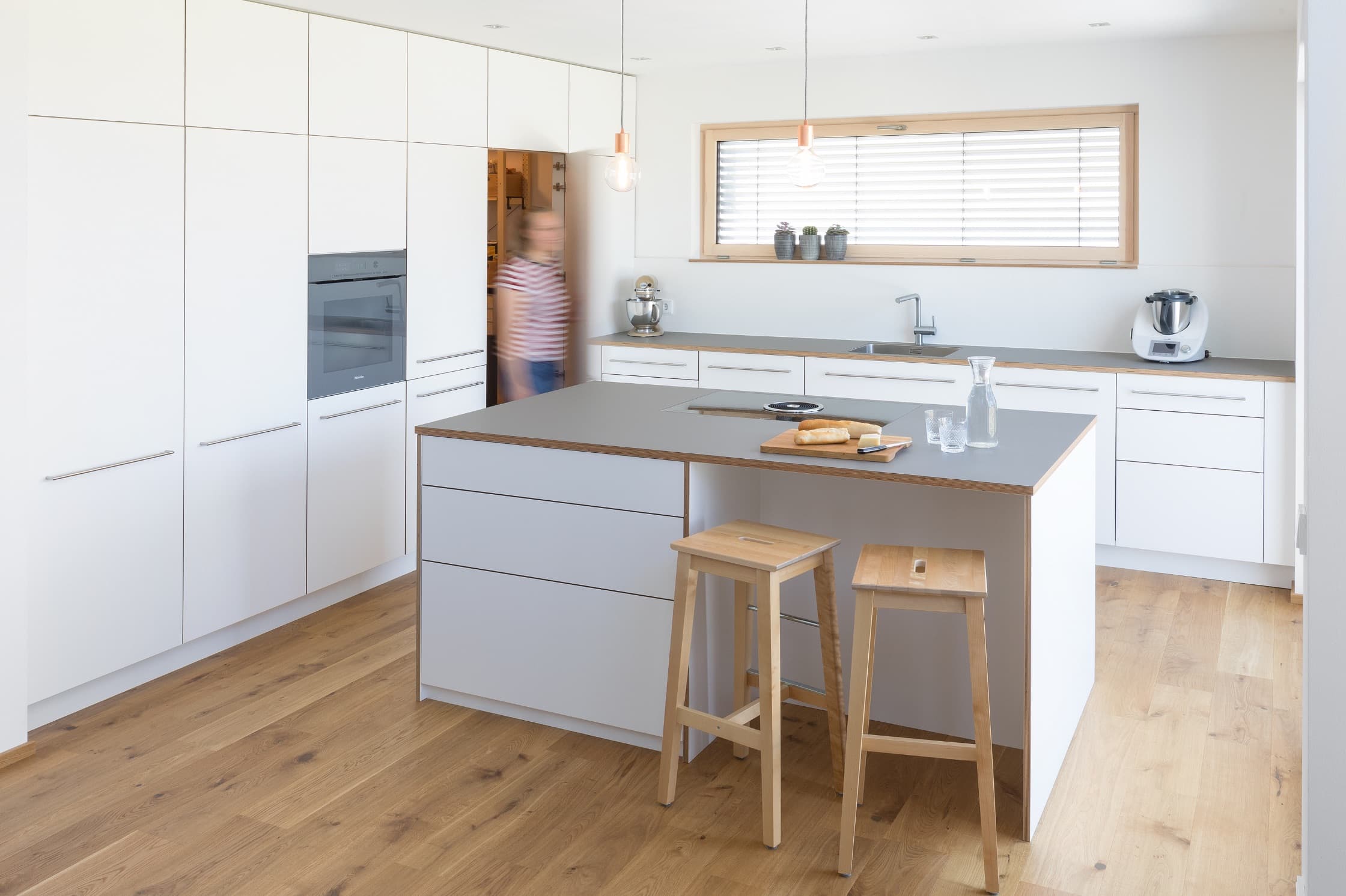 Einbauküche und Inneneinrichtung, weiß und Holz