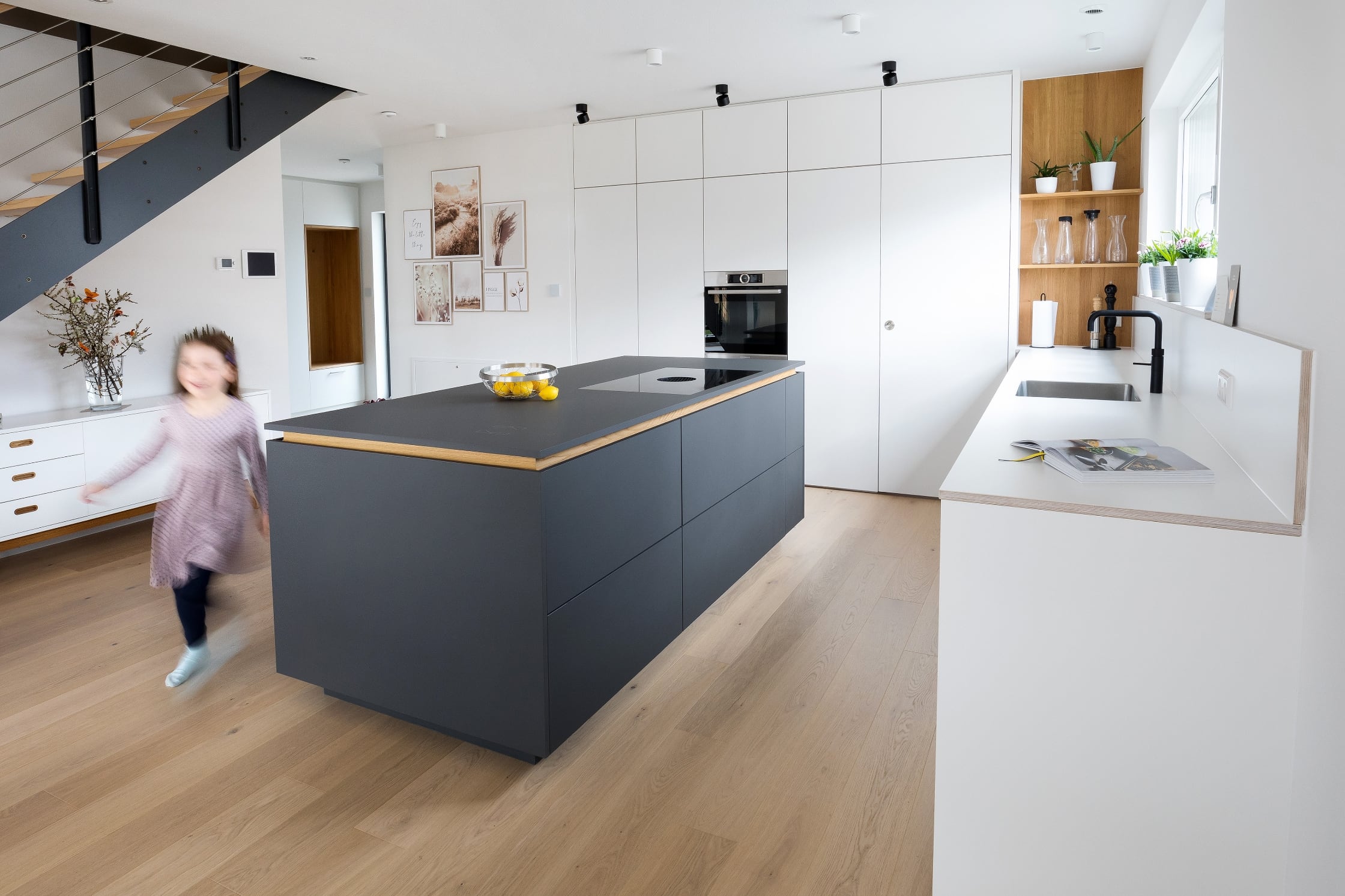 Schwarz weiße Küche mit Kücheninsel von NR Küchenstudio Schwäbisch Hall