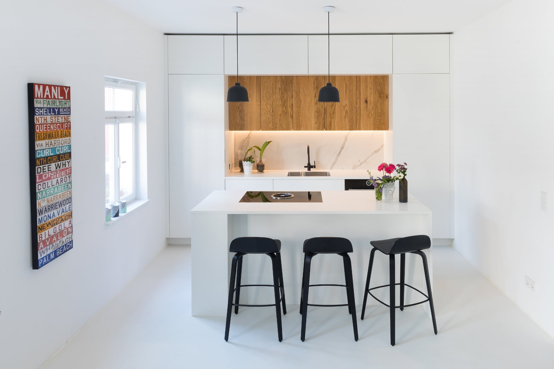 Moderne und schlichte weiße Küche