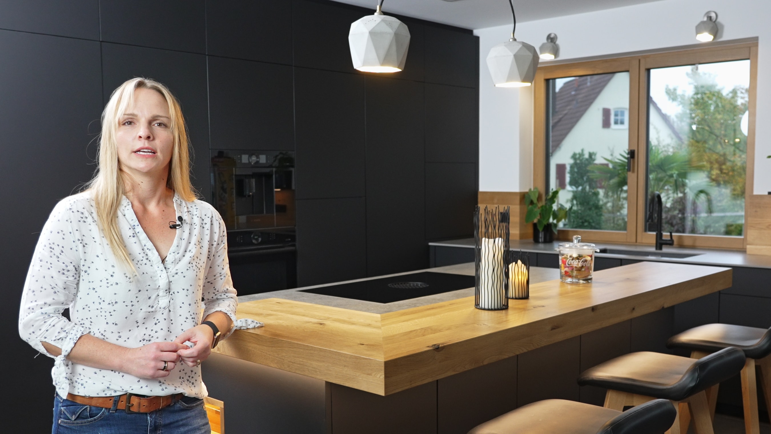 Jenny in ihrer schwarzen Küche mit Holzelementen von NR Küchen