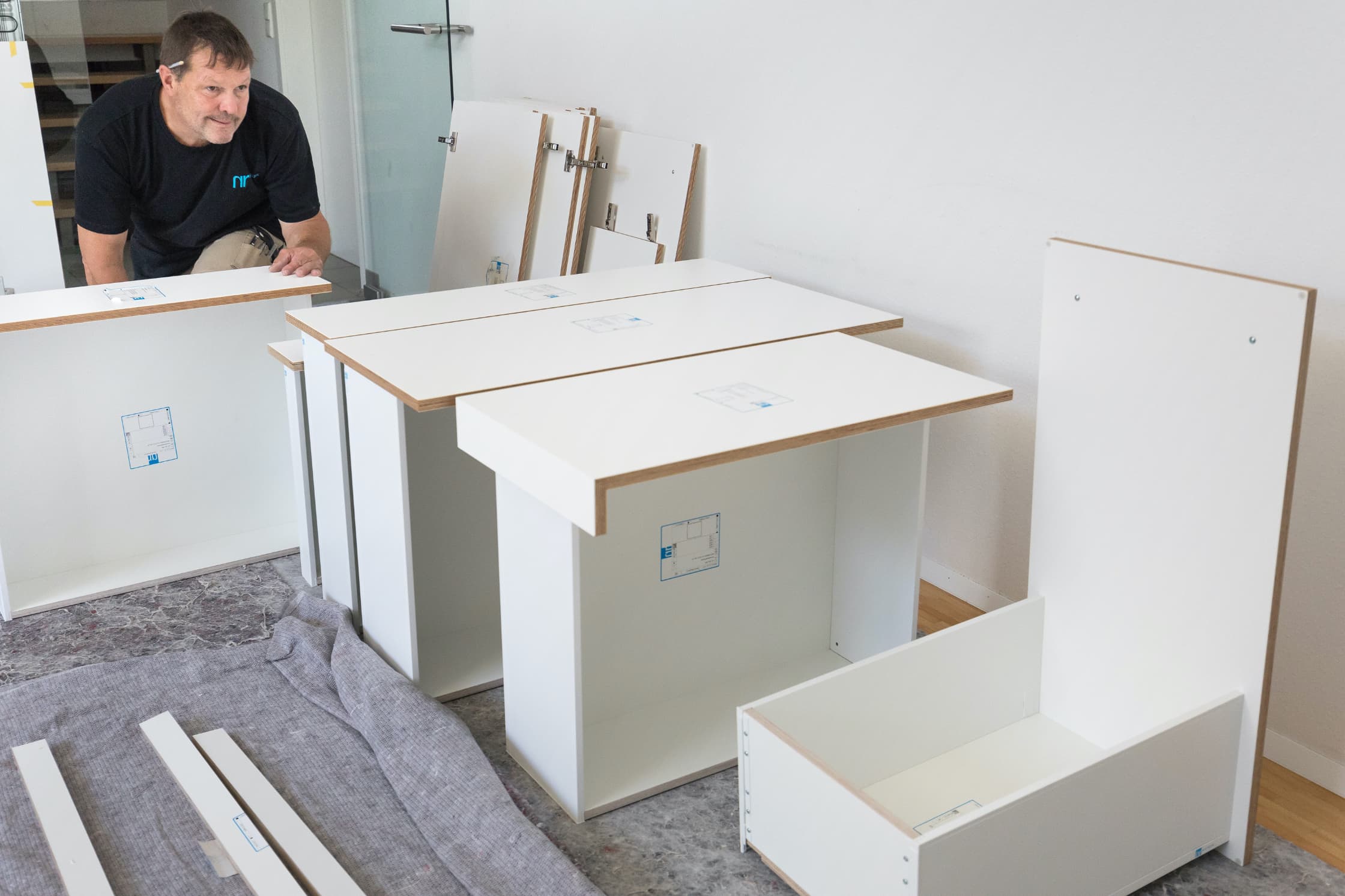 NR Schreiner beim Ein- und Aufbau Ihre Küche