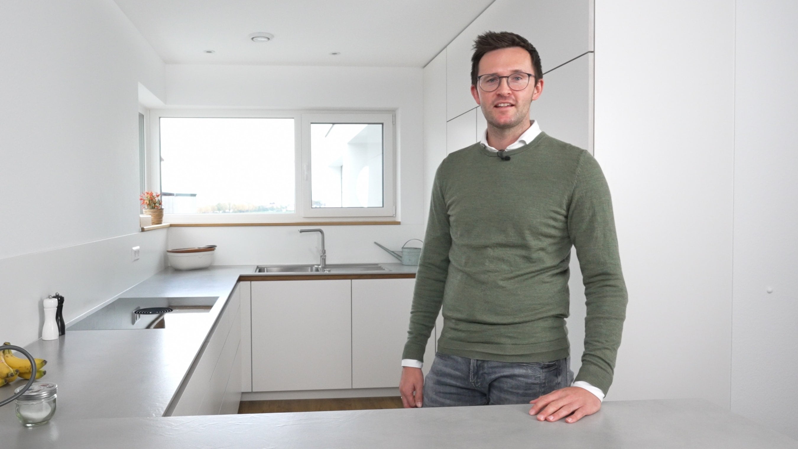 Jan in seiner inidividuellen weißen Küche von NR Küchen