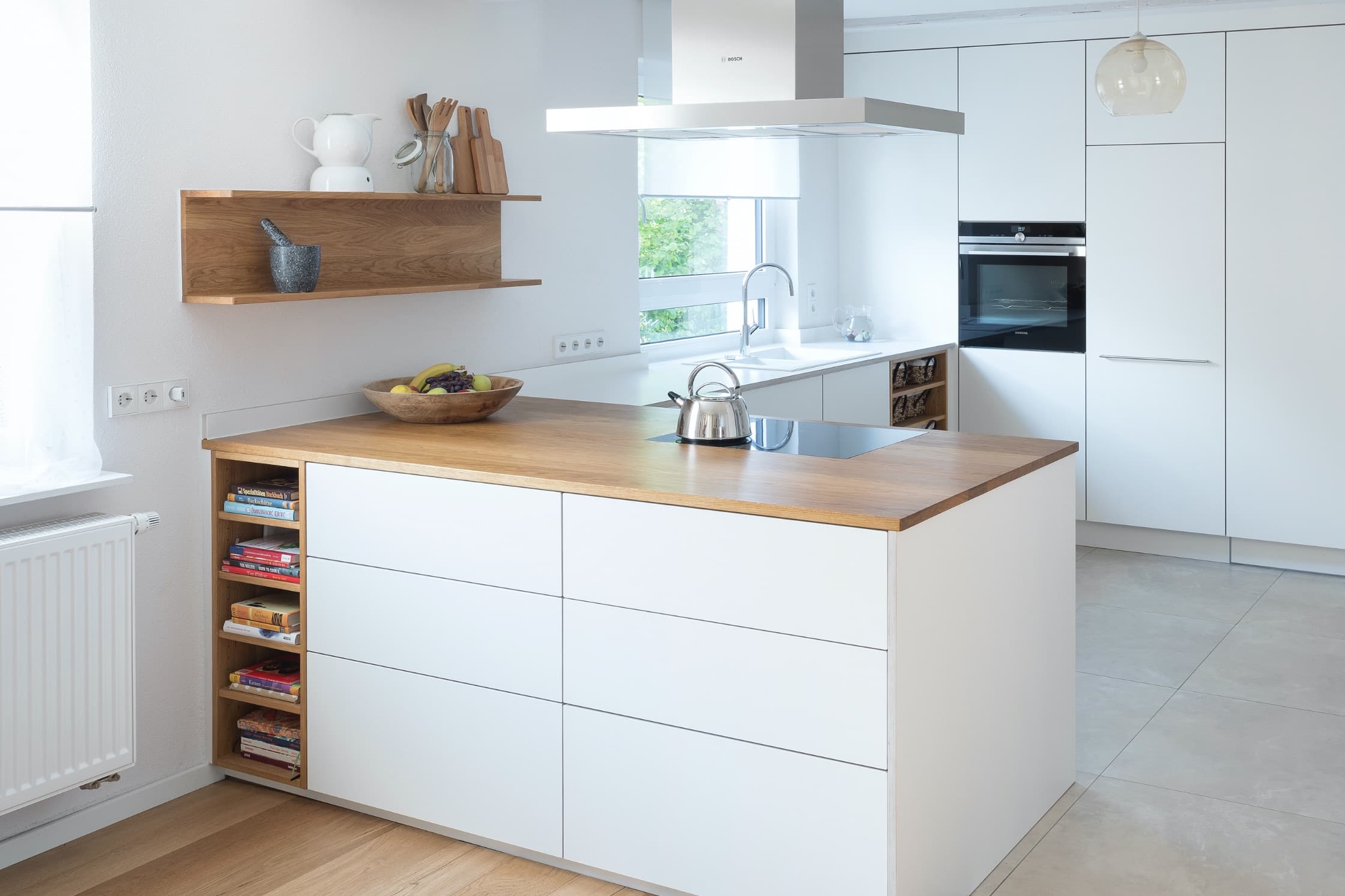 Schlichte weiße U-Küche mit Holzelementen