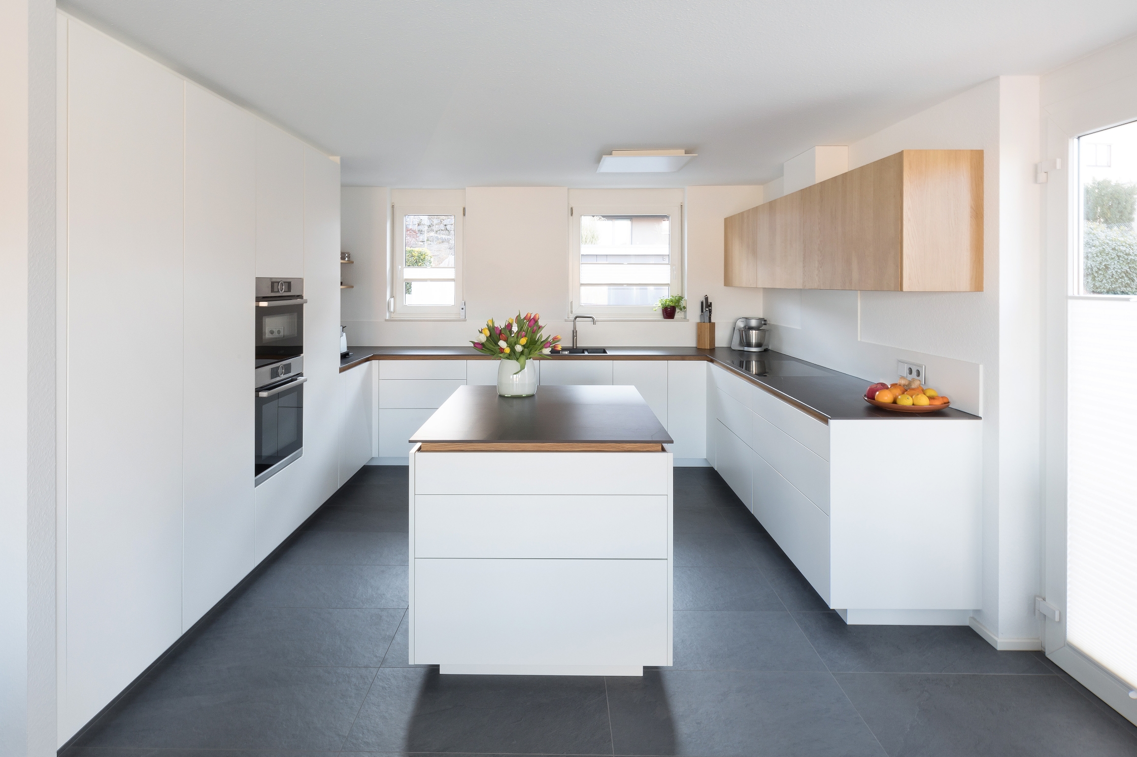 Weiße Küchenfronten: klaren Linien und Holz | NR Küchen