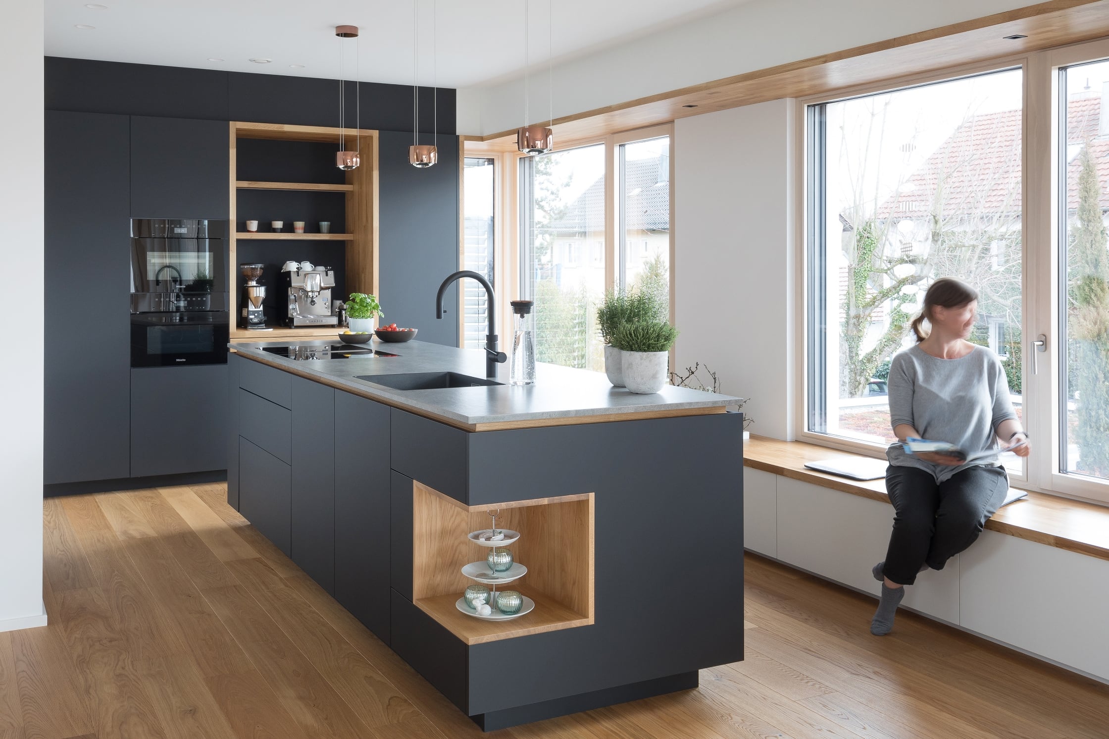 Schwarze offene Küche mit Holzelementen in Aalen von NR Küchen Küchenstudio Aalen